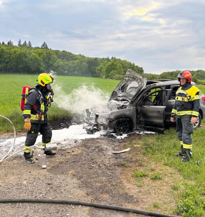 Fahrzeug in Vollbrand